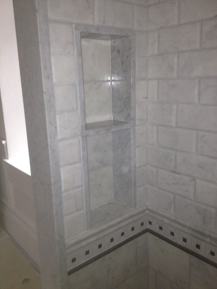 Идея дизайна: большая главная ванная комната в классическом стиле с отдельно стоящей ванной, душем без бортиков, белой плиткой, каменной плиткой, белыми стенами и полом из мозаичной плитки