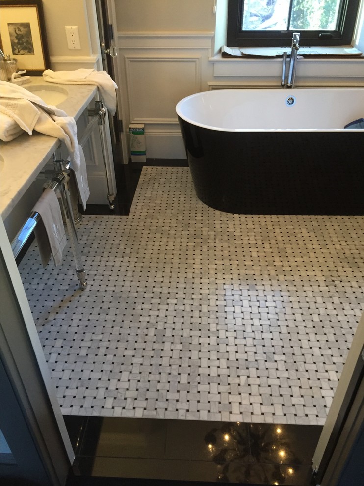 Modelo de cuarto de baño principal clásico grande con bañera exenta, ducha a ras de suelo, baldosas y/o azulejos blancos, baldosas y/o azulejos de piedra, paredes blancas y suelo con mosaicos de baldosas