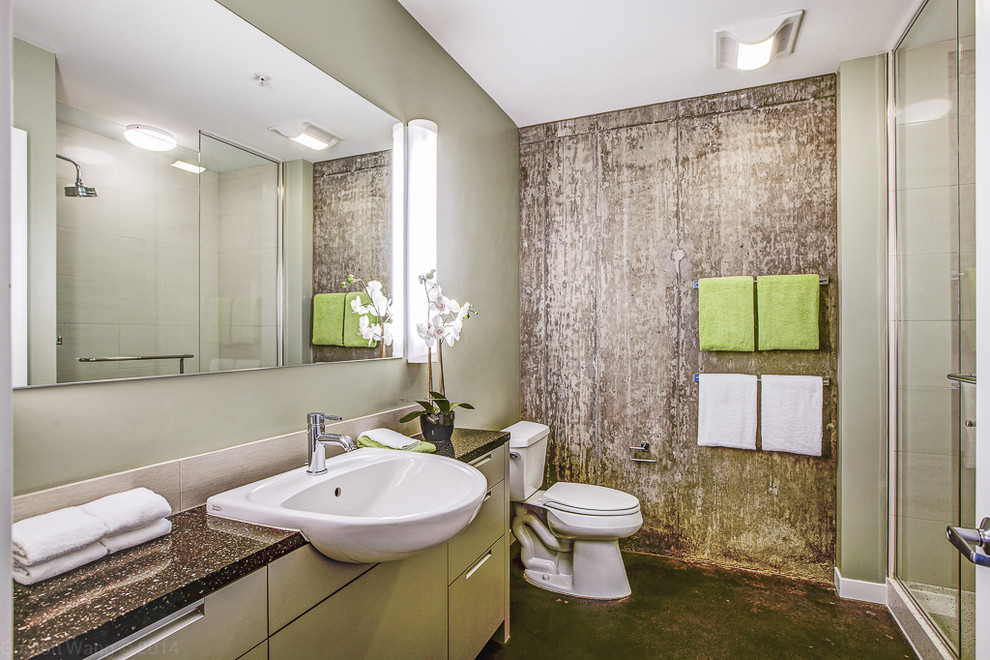 Esempio di una stanza da bagno industriale di medie dimensioni con lavabo a bacinella, ante lisce, ante grigie, doccia alcova, WC a due pezzi, piastrelle grigie, pareti grigie e pavimento in cemento