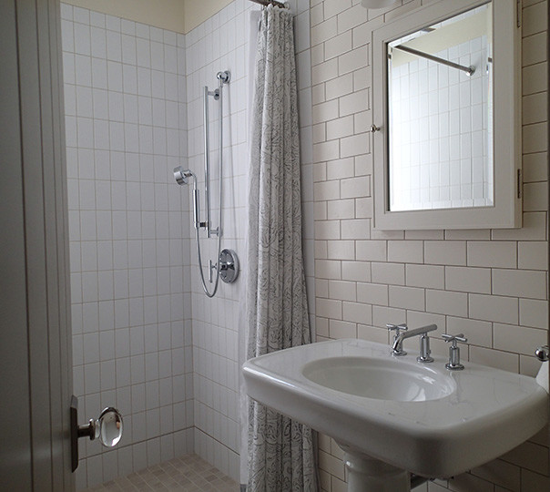 Foto di una stanza da bagno vittoriana con doccia alcova, piastrelle bianche, piastrelle diamantate, pareti bianche, lavabo a colonna e doccia con tenda