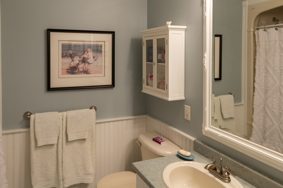 Idéer för ett shabby chic-inspirerat badrum, med luckor med profilerade fronter, vita skåp, en hörndusch, en toalettstol med hel cisternkåpa, blå väggar och klinkergolv i keramik
