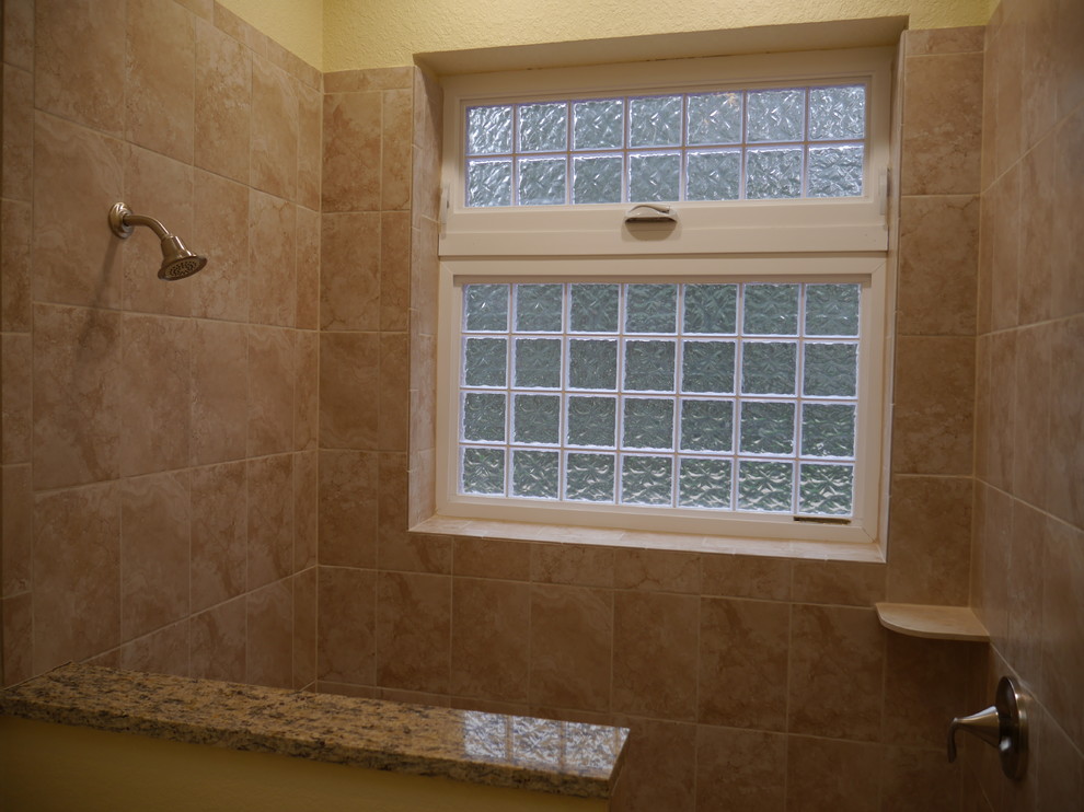 Пример оригинального дизайна: ванная комната среднего размера в классическом стиле с плоскими фасадами, бежевыми фасадами, душем в нише, раздельным унитазом, бежевой плиткой, плиткой из известняка, желтыми стенами, полом из керамической плитки, душевой кабиной, накладной раковиной, столешницей из гранита, бежевым полом, открытым душем и разноцветной столешницей