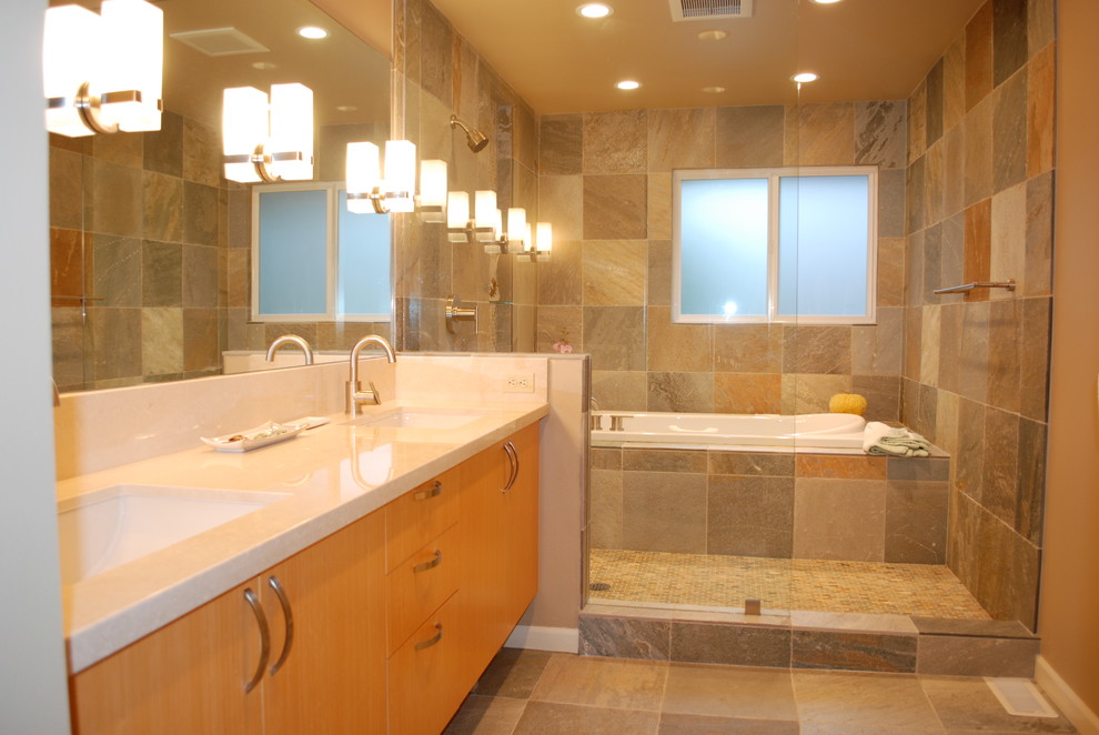 На фото: большая главная ванная комната в стиле модернизм с плоскими фасадами, светлыми деревянными фасадами, отдельно стоящей ванной, открытым душем, унитазом-моноблоком, разноцветной плиткой, цементной плиткой, розовыми стенами, полом из керамической плитки, накладной раковиной и столешницей из гранита