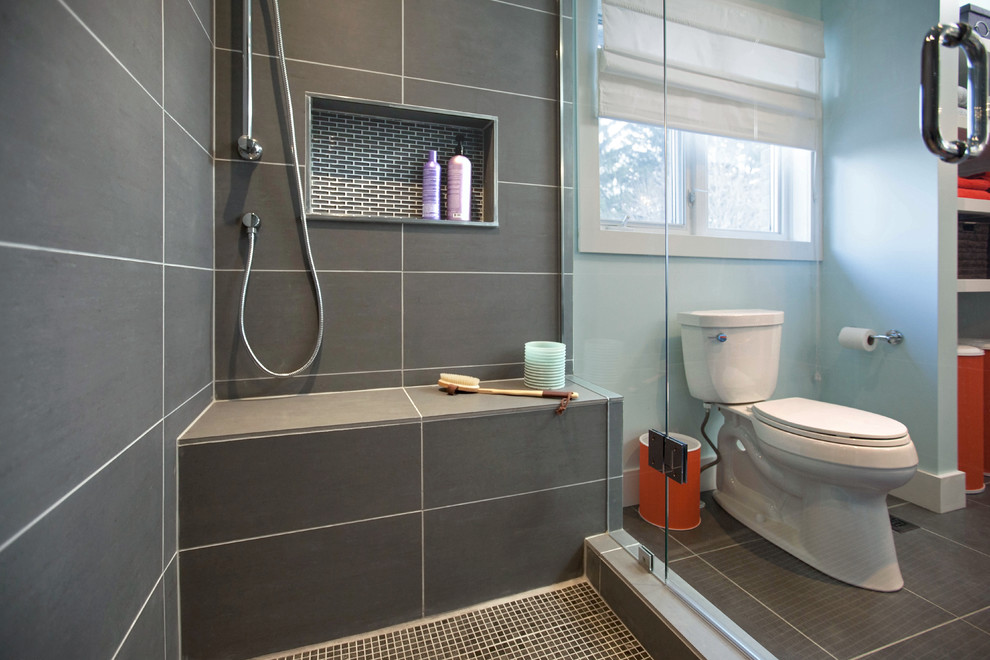 Пример оригинального дизайна: ванная комната среднего размера в современном стиле с фасадами в стиле шейкер, темными деревянными фасадами, душем в нише, раздельным унитазом, синей плиткой, серой плиткой, разноцветной плиткой, стеклянной плиткой, серыми стенами, полом из сланца, душевой кабиной, врезной раковиной, столешницей из искусственного кварца, серым полом и душем с распашными дверями