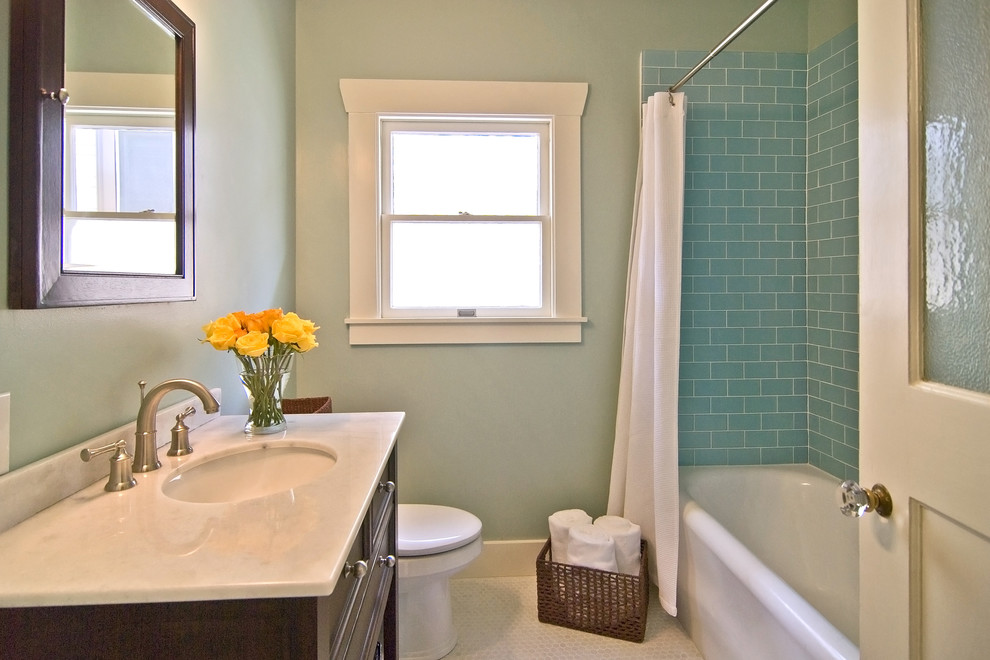 Ejemplo de cuarto de baño actual con baldosas y/o azulejos azules y baldosas y/o azulejos de cemento