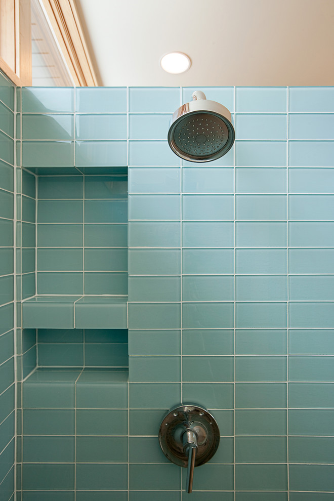 Свежая идея для дизайна: ванная комната в современном стиле с синей плиткой и стеклянной плиткой - отличное фото интерьера