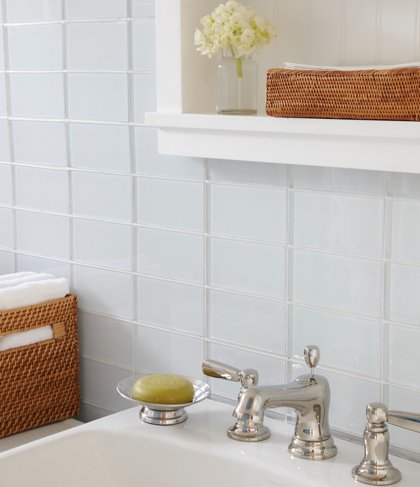 Modelo de cuarto de baño contemporáneo con baldosas y/o azulejos blancos y baldosas y/o azulejos de vidrio