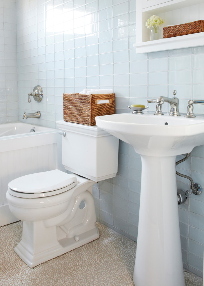 Свежая идея для дизайна: ванная комната в современном стиле с белой плиткой и стеклянной плиткой - отличное фото интерьера