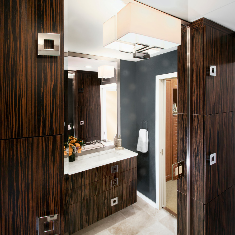 Aménagement d'une grande salle de bain principale moderne en bois foncé avec un lavabo encastré, un placard en trompe-l'oeil, un plan de toilette en granite, une douche ouverte, WC séparés, un carrelage beige, un mur gris et un sol en carrelage de céramique.