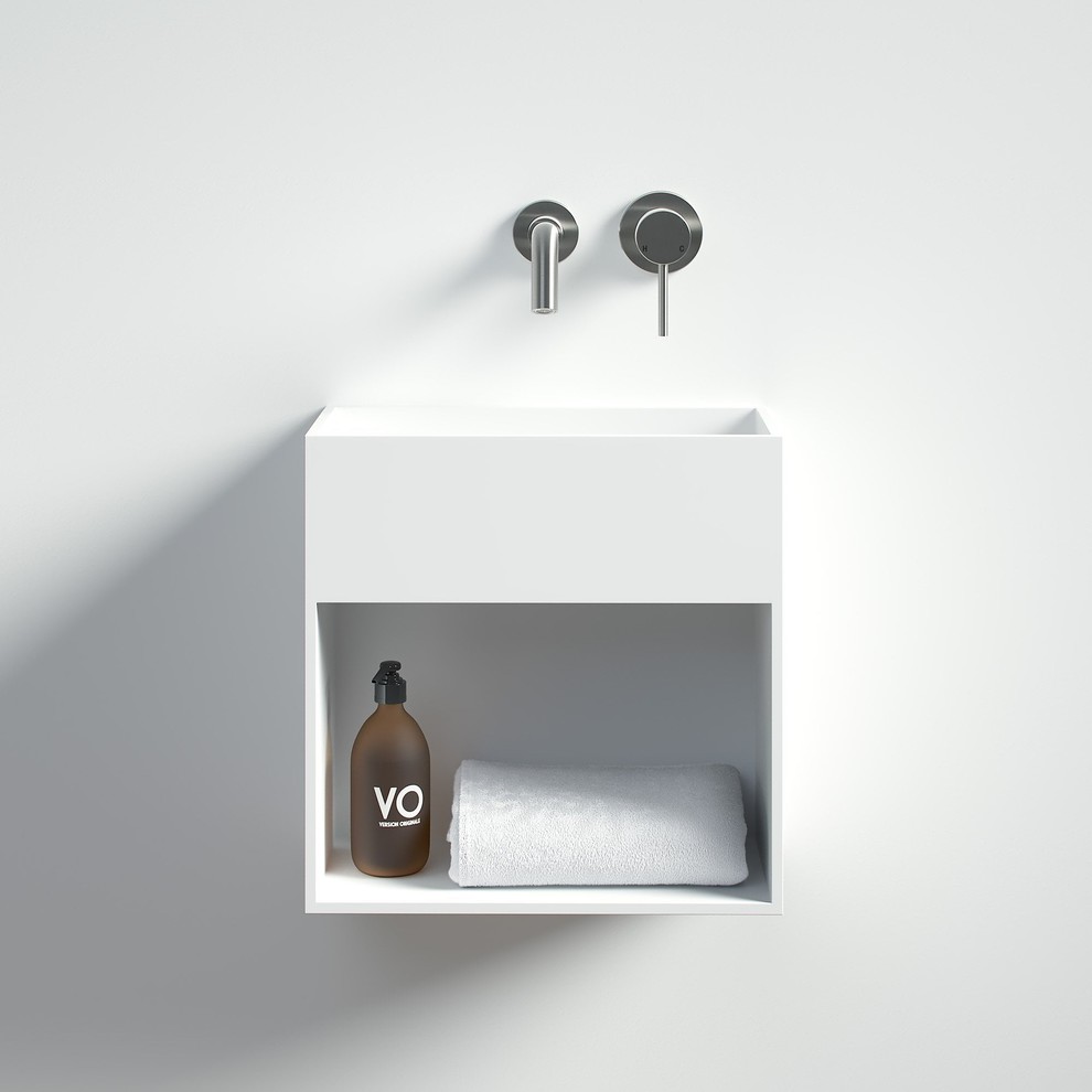 Cette image montre une salle de bain design avec des portes de placard blanches et un plan de toilette en calcaire.
