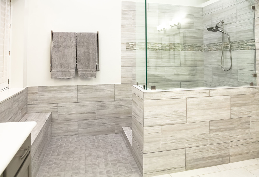 Стильный дизайн: главная ванная комната в стиле модернизм с фасадами с утопленной филенкой, серыми фасадами, угловым душем, унитазом-моноблоком, белой плиткой, керамической плиткой, белыми стенами, полом из керамической плитки, монолитной раковиной и мраморной столешницей - последний тренд