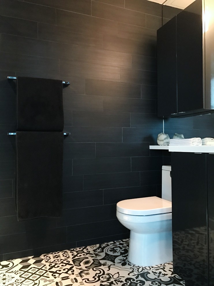 Idéer för att renovera ett litet funkis badrum med dusch, med släta luckor, svarta skåp, en toalettstol med hel cisternkåpa, svart och vit kakel, cementkakel, svarta väggar, cementgolv och ett integrerad handfat