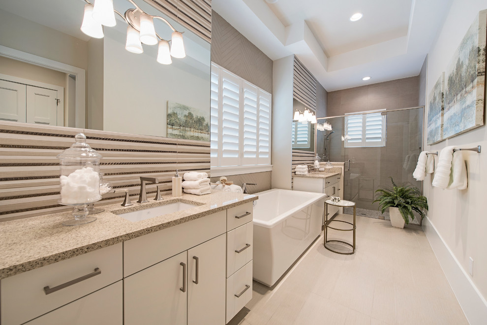 Klassisches Badezimmer En Suite mit flächenbündigen Schrankfronten, weißen Schränken und Falttür-Duschabtrennung in Miami