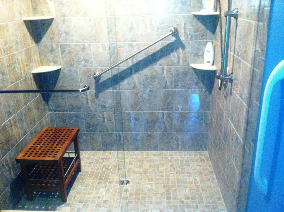 Diseño de cuarto de baño contemporáneo grande con ducha empotrada, baldosas y/o azulejos grises, baldosas y/o azulejos de cerámica, paredes grises, suelo de baldosas de cerámica y aseo y ducha