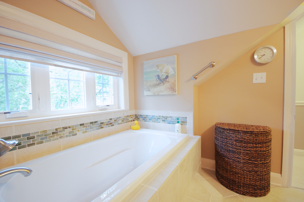 Klassisk inredning av ett litet badrum, med ett platsbyggt badkar, beige kakel, keramikplattor, orange väggar och klinkergolv i keramik