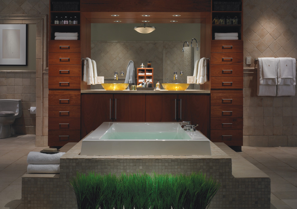 Immagine di una stanza da bagno padronale mediterranea di medie dimensioni con ante lisce, ante in legno bruno, vasca da incasso, pareti beige, pavimento con piastrelle in ceramica, lavabo a bacinella e pavimento beige