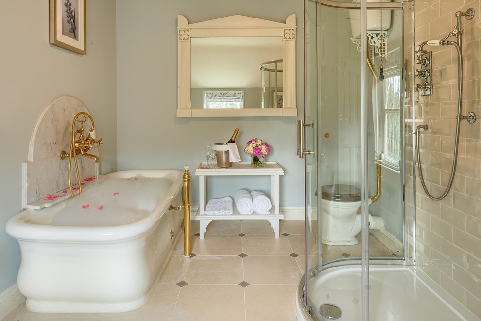 Идея дизайна: главная ванная комната в классическом стиле с открытыми фасадами, отдельно стоящей ванной, душевой комнатой, раздельным унитазом, серой плиткой, плиткой кабанчик, синими стенами, разноцветным полом и душем с распашными дверями