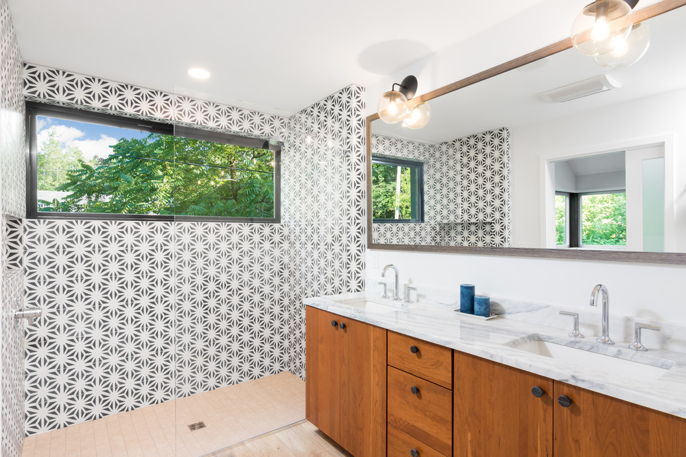 Idéer för ett stort lantligt grå en-suite badrum, med släta luckor, skåp i mellenmörkt trä, en dusch i en alkov, flerfärgad kakel, vita väggar, ett undermonterad handfat, marmorbänkskiva, beiget golv, med dusch som är öppen, cementkakel och klinkergolv i keramik