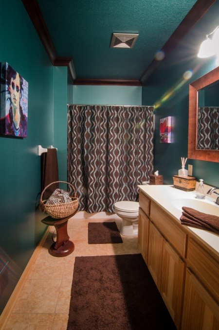 Mittelgroßes Eklektisches Badezimmer mit blauer Wandfarbe, Keramikboden, Eckbadewanne, Duschbadewanne, Wandtoilette mit Spülkasten, Keramikfliesen und integriertem Waschbecken in Minneapolis