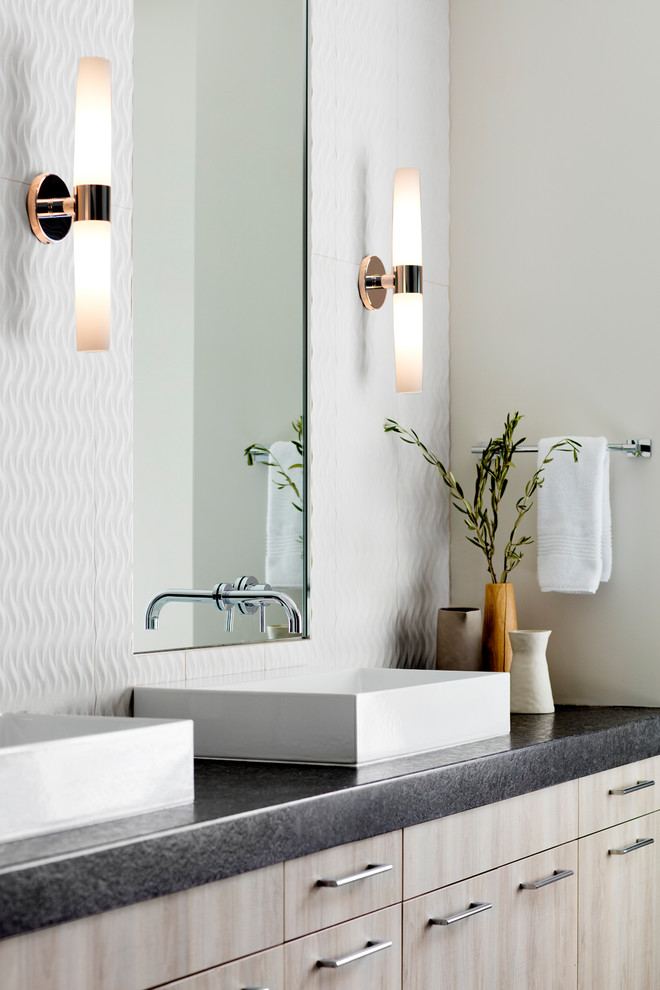 Idées déco pour une grande salle de bain principale moderne en bois clair avec un placard à porte plane, une baignoire indépendante, un carrelage beige, un mur blanc, un plan de toilette en quartz modifié et un sol gris.