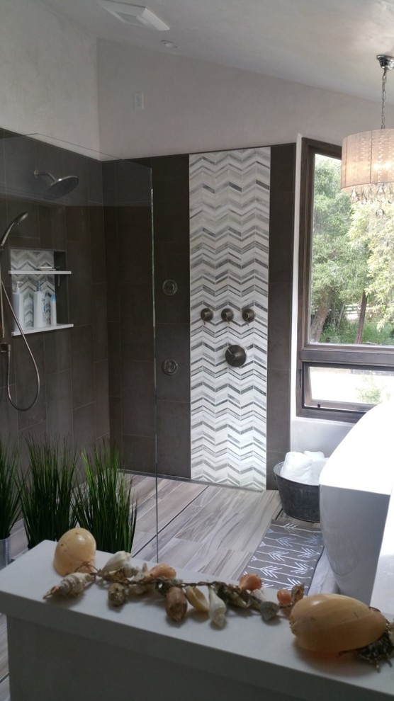 Идея дизайна: главная ванная комната в современном стиле с фасадами в стиле шейкер, серыми фасадами и столешницей из искусственного кварца