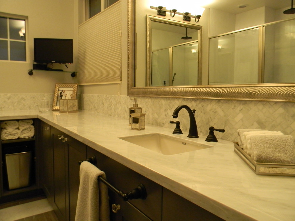 Immagine di una stanza da bagno padronale contemporanea di medie dimensioni con lavabo sottopiano, ante in stile shaker, ante grigie, top in marmo, doccia alcova, piastrelle grigie, piastrelle a mosaico, pareti grigie e pavimento in gres porcellanato