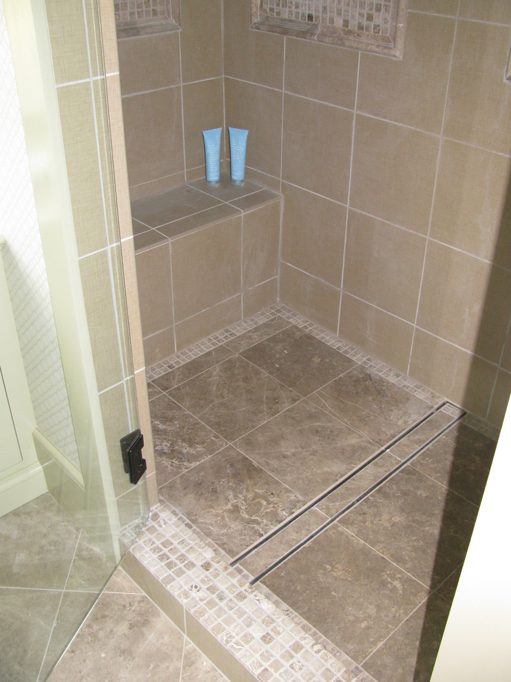 Cette photo montre une salle de bain principale avec une douche à l'italienne.