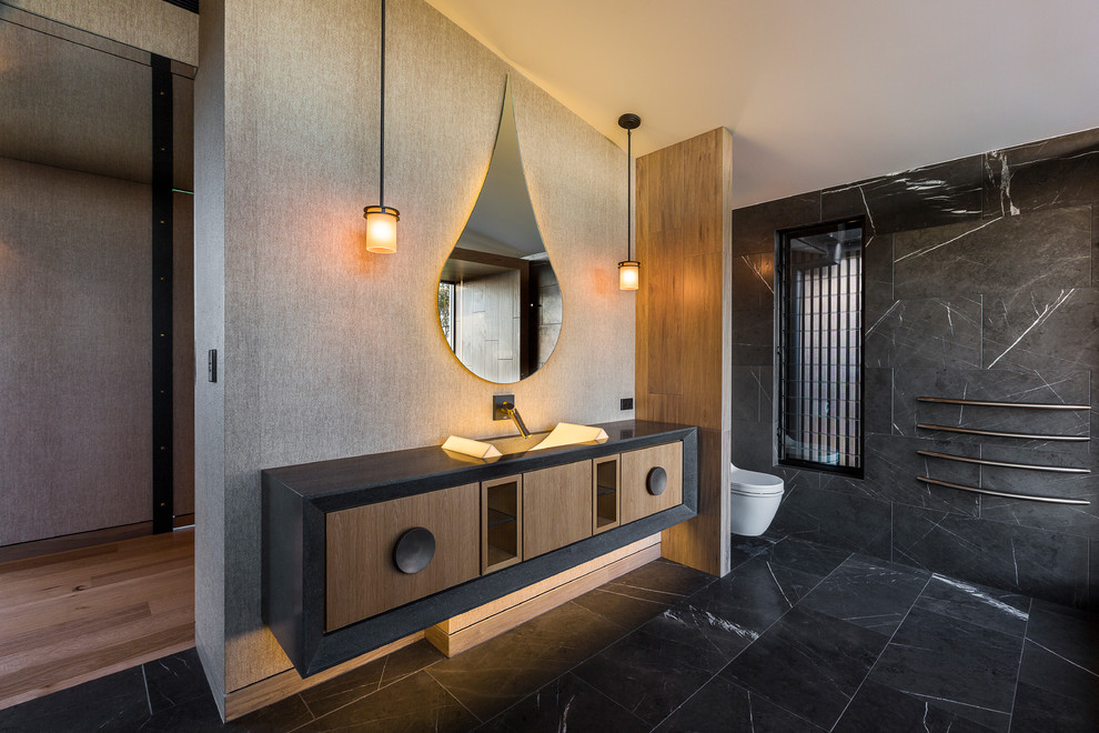 シドニーにある中くらいなコンテンポラリースタイルのおしゃれな浴室 (中間色木目調キャビネット、一体型トイレ	、人工大理石カウンター) の写真