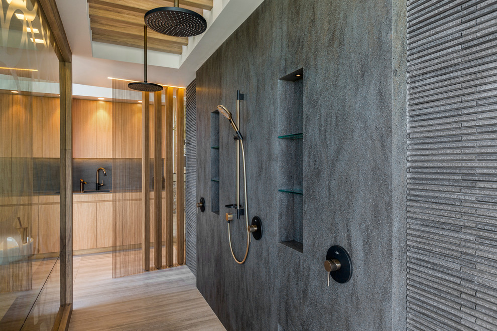 На фото: большая ванная комната в современном стиле с столешницей из искусственного камня
