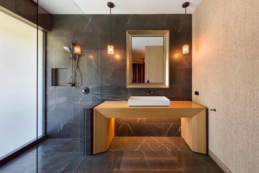 Photo of a contemporary bathroom in Los Angeles.