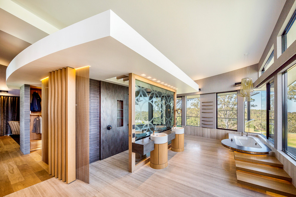 На фото: огромная ванная комната в современном стиле с полновстраиваемой ванной с