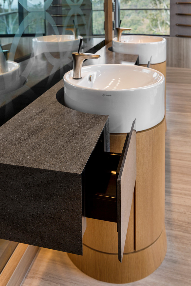 Foto di un'ampia stanza da bagno design con vasca sottopiano