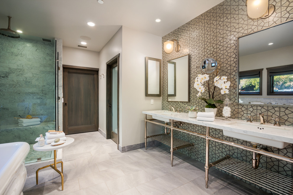 На фото: главная ванная комната в стиле неоклассика (современная классика) с отдельно стоящей ванной, угловым душем и консольной раковиной