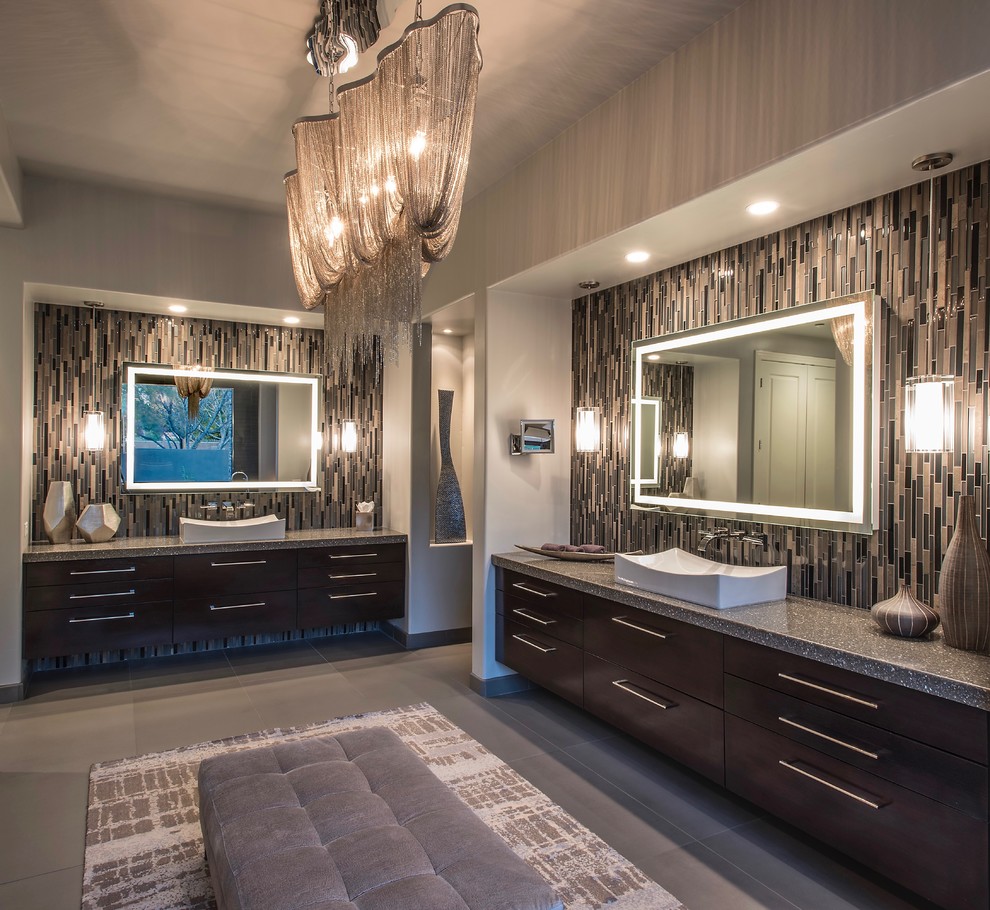 На фото: огромная главная ванная комната в современном стиле с плоскими фасадами, темными деревянными фасадами, бежевой плиткой, коричневой плиткой, стеклянной плиткой, серыми стенами, полом из керамогранита, настольной раковиной, серым полом и серой столешницей с