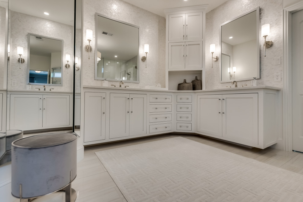 Идея дизайна: большая главная ванная комната в стиле неоклассика (современная классика) с фасадами в стиле шейкер, белыми фасадами, угловым душем, раздельным унитазом, белой плиткой, керамогранитной плиткой, белыми стенами, полом из керамогранита, врезной раковиной, столешницей из искусственного кварца, белым полом, душем с распашными дверями и белой столешницей