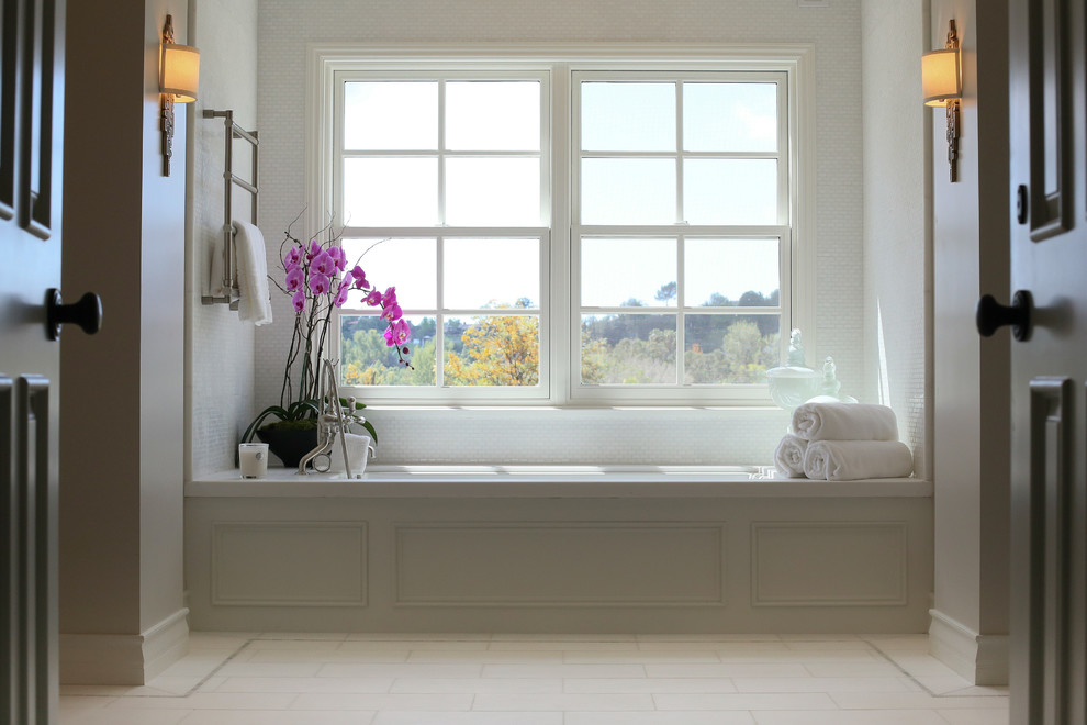 Пример оригинального дизайна: большая главная ванная комната в стиле неоклассика (современная классика) с врезной раковиной, фасадами с утопленной филенкой, серыми фасадами, мраморной столешницей, накладной ванной, двойным душем, унитазом-моноблоком, белой плиткой, плиткой из листового камня, серыми стенами и мраморным полом