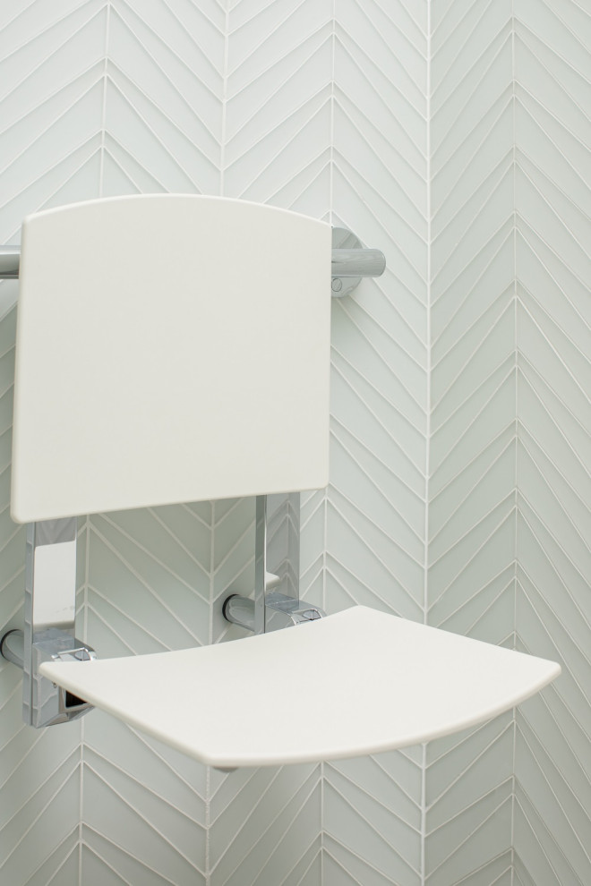 На фото: маленькая главная ванная комната в стиле модернизм с серыми фасадами, душем без бортиков, инсталляцией, стеклянной плиткой, полом из керамической плитки, накладной раковиной, мраморной столешницей, серым полом, открытым душем и белой столешницей для на участке и в саду