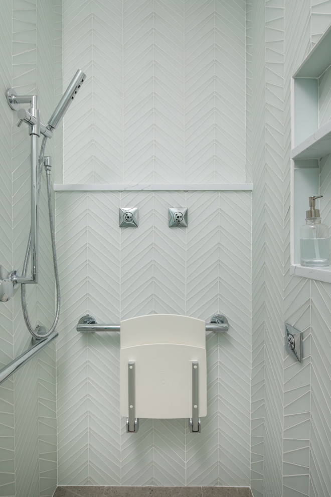Свежая идея для дизайна: маленькая главная ванная комната в стиле модернизм с серыми фасадами, душем без бортиков, инсталляцией, стеклянной плиткой, полом из керамической плитки, накладной раковиной, мраморной столешницей, серым полом, открытым душем и белой столешницей для на участке и в саду - отличное фото интерьера
