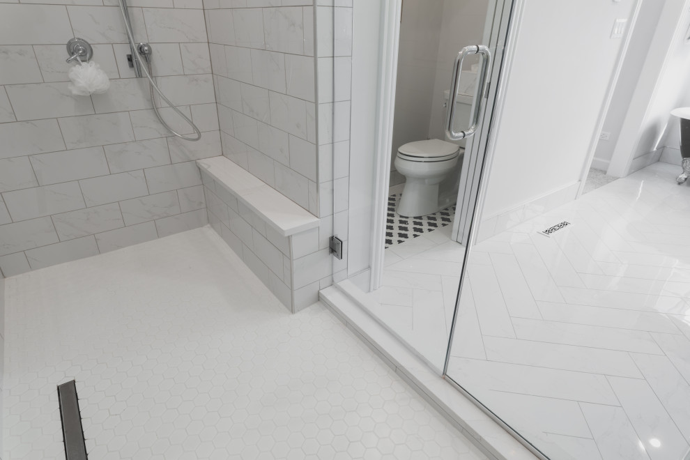 Idéer för ett mellanstort klassiskt vit en-suite badrum, med möbel-liknande, vita skåp, ett badkar med tassar, en dubbeldusch, en toalettstol med separat cisternkåpa, vit kakel, porslinskakel, grå väggar, klinkergolv i porslin, ett undermonterad handfat, bänkskiva i akrylsten, vitt golv och dusch med gångjärnsdörr