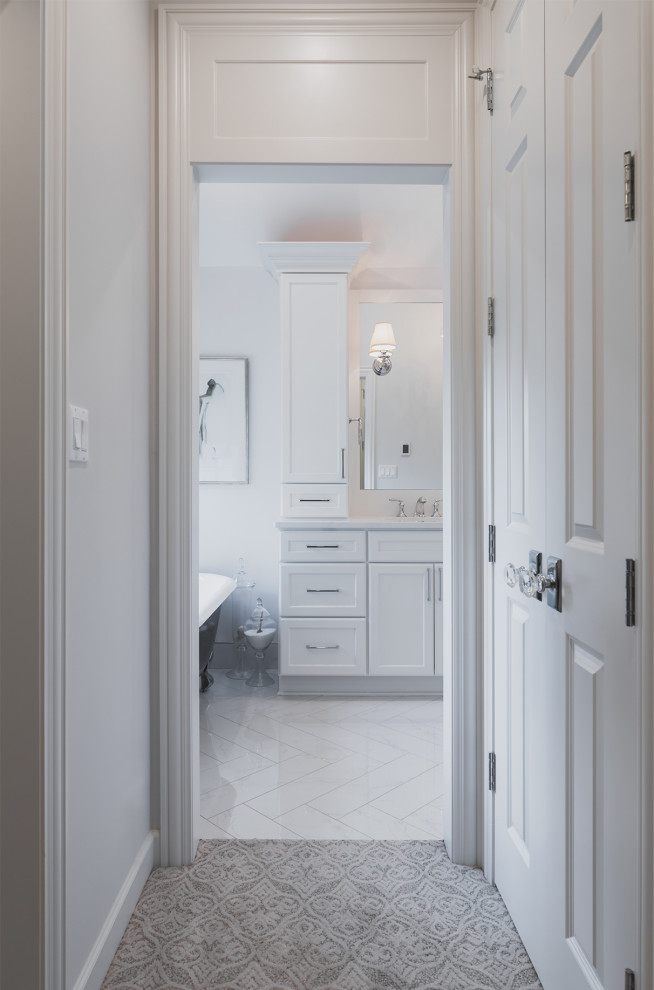 Inspiration för mellanstora klassiska vitt en-suite badrum, med möbel-liknande, vita skåp, ett badkar med tassar, en dubbeldusch, en toalettstol med separat cisternkåpa, vit kakel, porslinskakel, grå väggar, klinkergolv i porslin, ett undermonterad handfat, bänkskiva i akrylsten, vitt golv och dusch med gångjärnsdörr