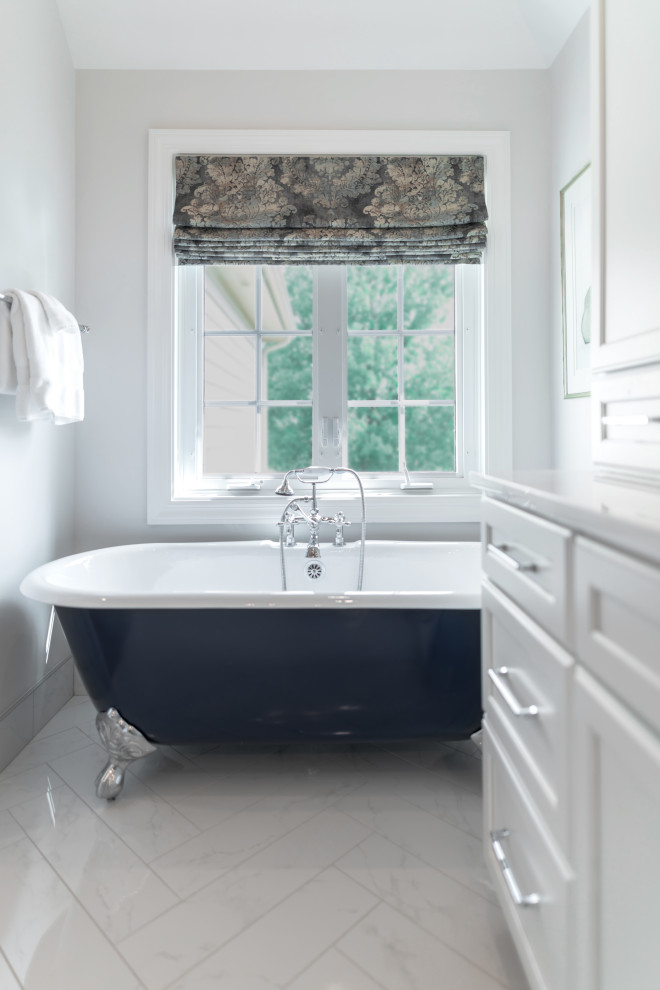 Idée de décoration pour une salle de bain principale tradition de taille moyenne avec un placard en trompe-l'oeil, des portes de placard blanches, une baignoire sur pieds, une douche double, WC séparés, un carrelage blanc, des carreaux de porcelaine, un mur gris, un sol en carrelage de porcelaine, un lavabo encastré, un plan de toilette en surface solide, un sol blanc, une cabine de douche à porte battante, un plan de toilette blanc, des toilettes cachées, meuble double vasque, meuble-lavabo encastré et un plafond décaissé.