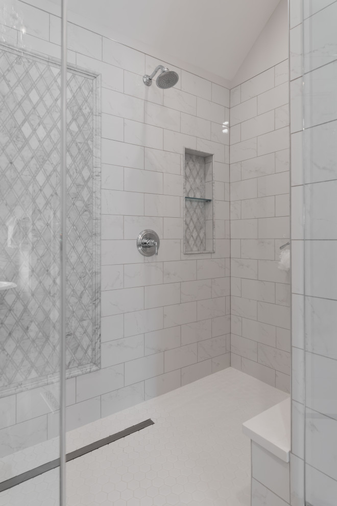 Идея дизайна: главная ванная комната среднего размера в классическом стиле с фасадами островного типа, белыми фасадами, ванной на ножках, двойным душем, раздельным унитазом, белой плиткой, керамогранитной плиткой, серыми стенами, полом из керамогранита, врезной раковиной, столешницей из искусственного камня, белым полом, душем с распашными дверями, белой столешницей, сиденьем для душа, тумбой под две раковины, встроенной тумбой и многоуровневым потолком