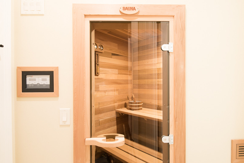Example of a minimalist sauna design in Orlando