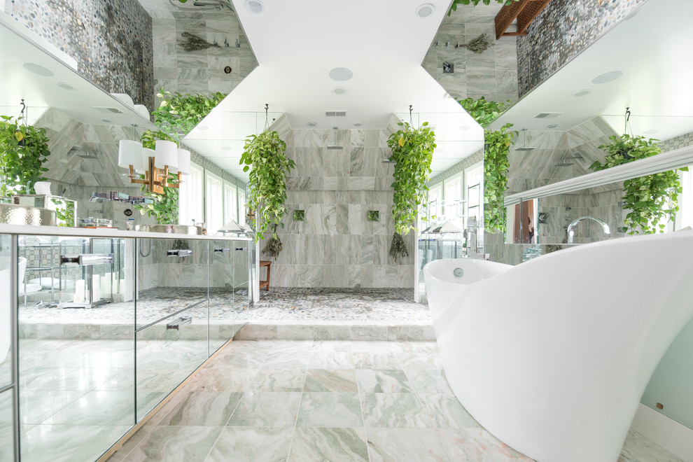 Cette photo montre une salle de bain principale nature avec un placard à porte vitrée, une baignoire indépendante, une douche ouverte, des carreaux de miroir, un sol en marbre, un sol gris et aucune cabine.