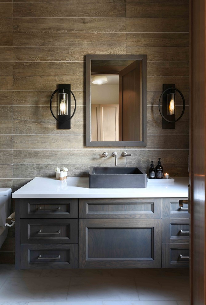 На фото: ванная комната в стиле рустика с фасадами с утопленной филенкой, темными деревянными фасадами, коричневой плиткой, коричневыми стенами, настольной раковиной, белым полом и белой столешницей с