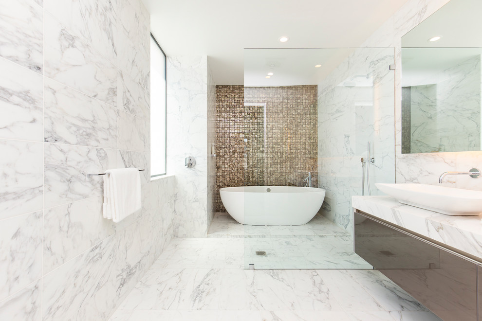 Exemple d'une salle d'eau tendance de taille moyenne avec une baignoire indépendante, une douche ouverte, WC suspendus, un mur blanc, un sol en marbre et un plan de toilette en marbre.