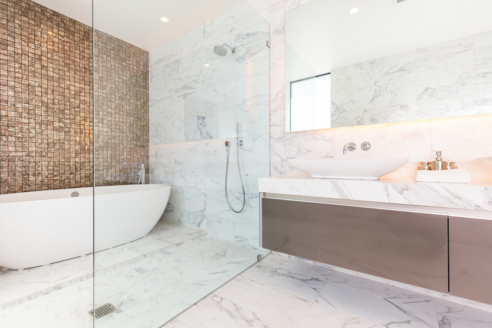 Mittelgroßes Modernes Duschbad mit freistehender Badewanne, offener Dusche, Wandtoilette, weißer Wandfarbe, Marmorboden und Marmor-Waschbecken/Waschtisch in San Francisco