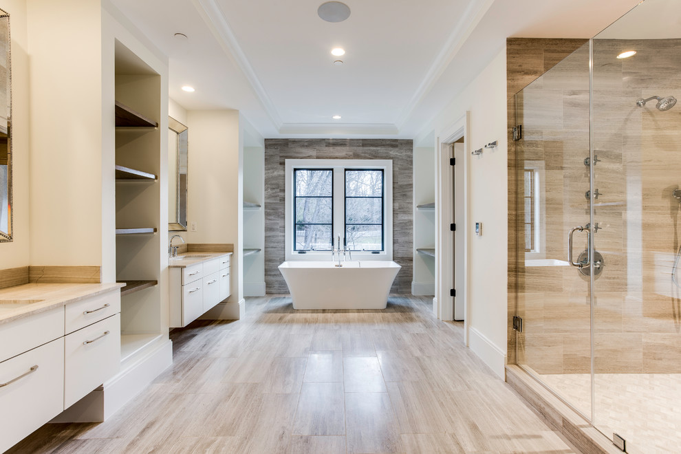 На фото: большая главная ванная комната в современном стиле с отдельно стоящей ванной, врезной раковиной, душем с распашными дверями и открытым душем