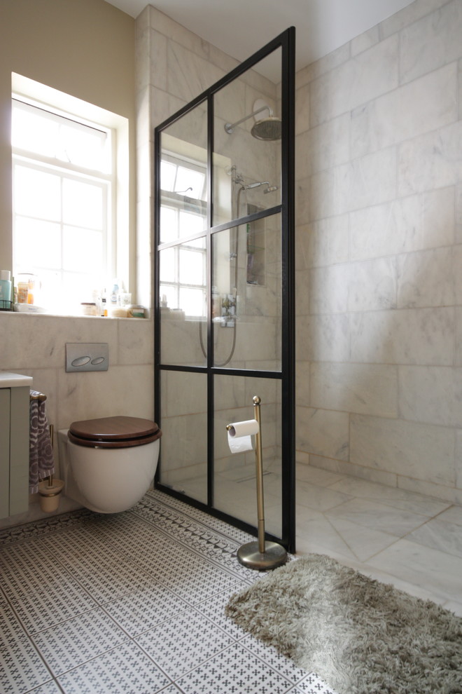 Idéer för att renovera ett mellanstort eklektiskt badrum för barn, med en öppen dusch, en vägghängd toalettstol, marmorkakel, gröna väggar, klinkergolv i keramik, ett konsol handfat, marmorbänkskiva, svart golv och med dusch som är öppen
