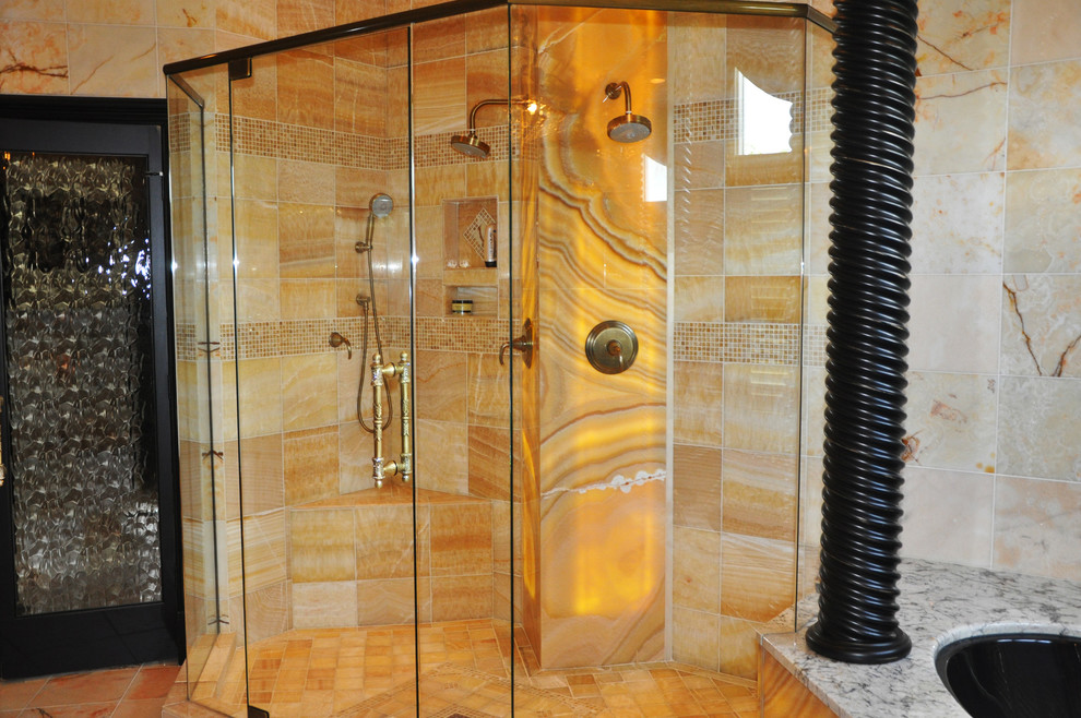Diseño de cuarto de baño principal clásico renovado extra grande con lavabo bajoencimera, armarios con rebordes decorativos, puertas de armario negras, ducha doble, baldosas y/o azulejos beige y paredes beige